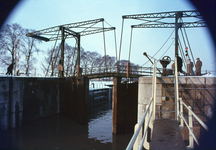 830647 Gezicht op de Emmabrug over de Koninginnensluis te Vreeswijk (Nieuwegein).